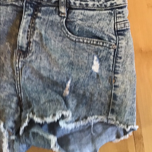 Refuge Distressed Jean Shorts Size 4 - Picture 3 of 6